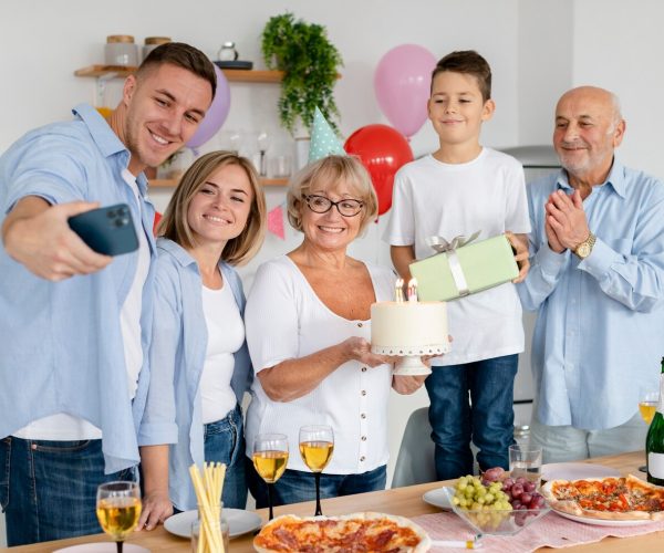 beautiful-senior-birthday-party_23-2149168217