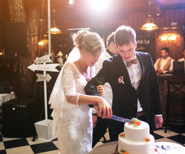 newlyweds-cutting-cake_1153-1167